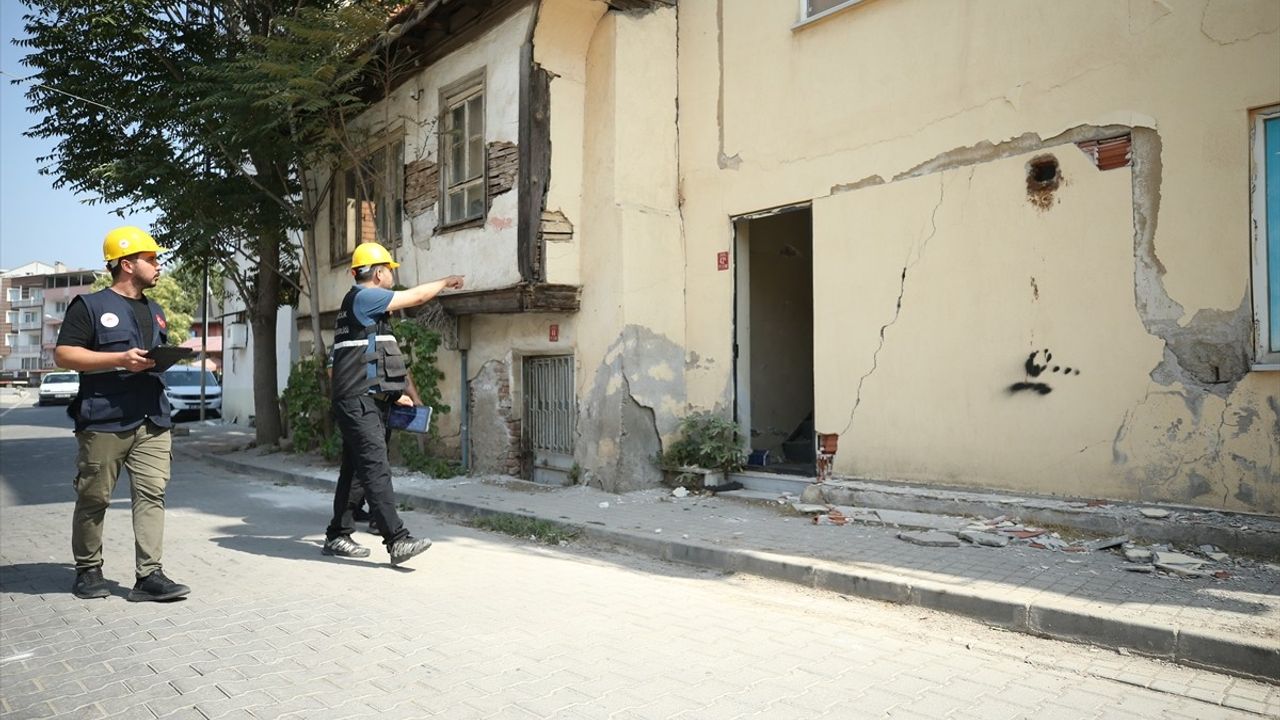 Sındırgı'da Deprem Sonrası Hasar Tespit Çalışmaları Devam Ediyor