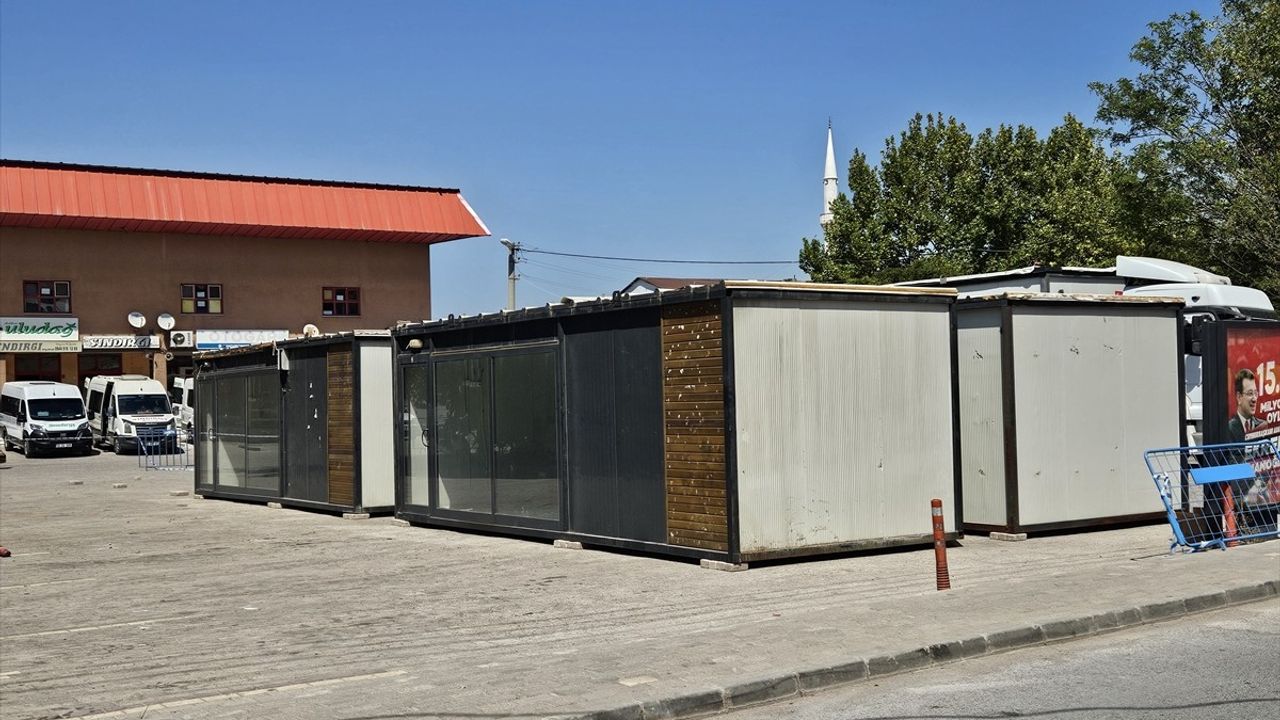 Sındırgı'da Depremzedelere Konteyner Çarşı