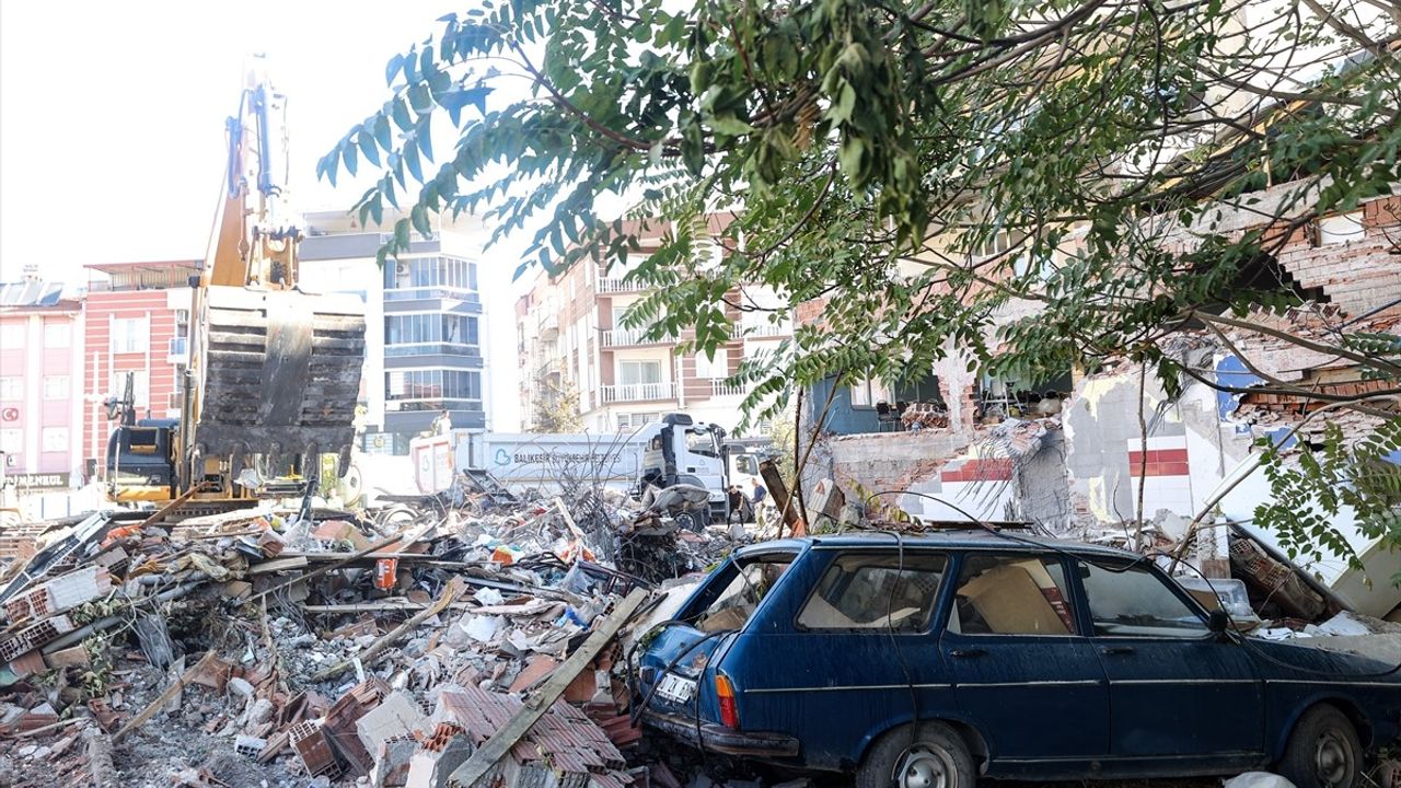Sındırgı'daki Deprem Enkazı Kaldırılıyor