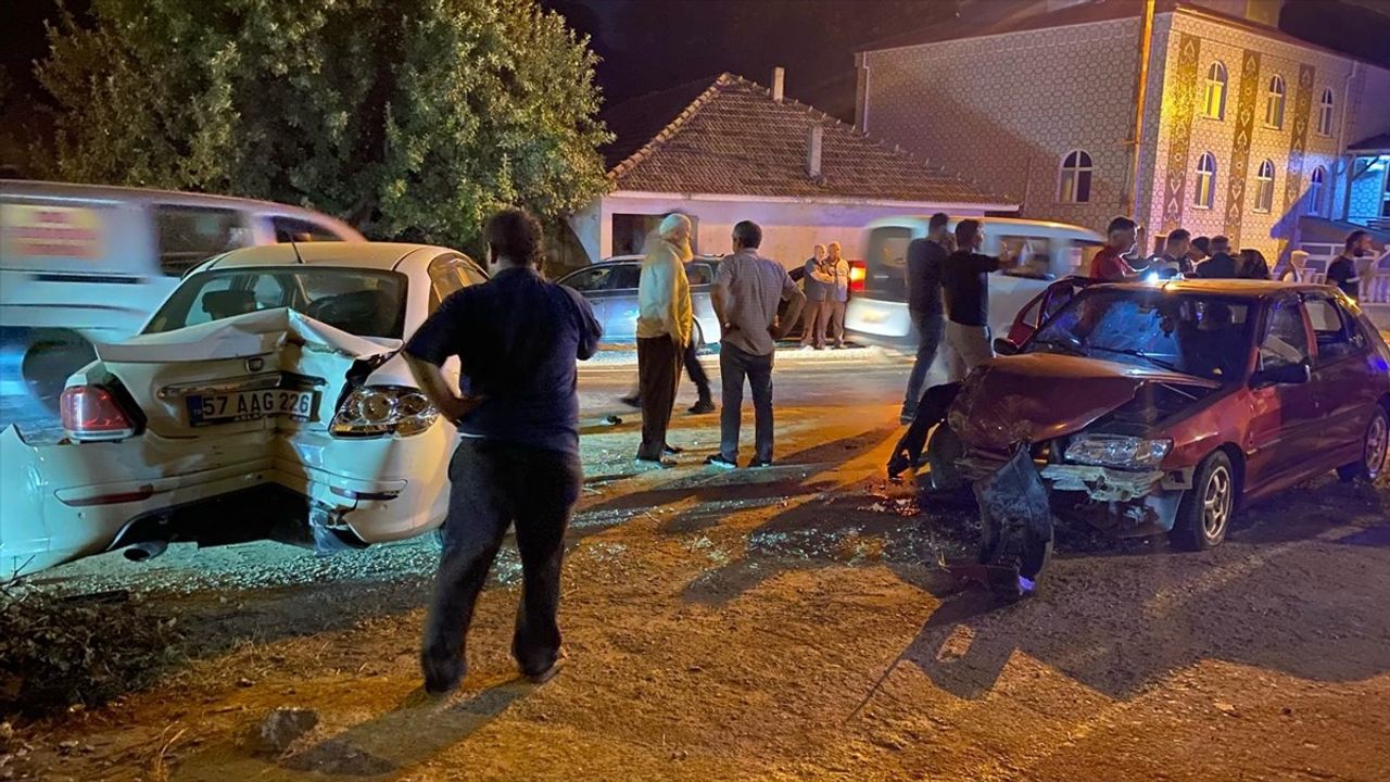 Sinop'ta İki Araç Çarpıştı: 8 Yaralı