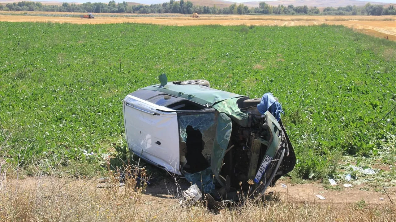 Sivas'ta Hafif Ticari Araç Devrildi: 5 Yaralı