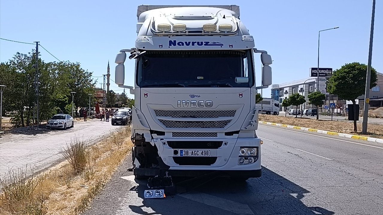 Sivas'ta Motosiklet Tırla Çarpıştı, Sürücü Hayatını Kaybetti