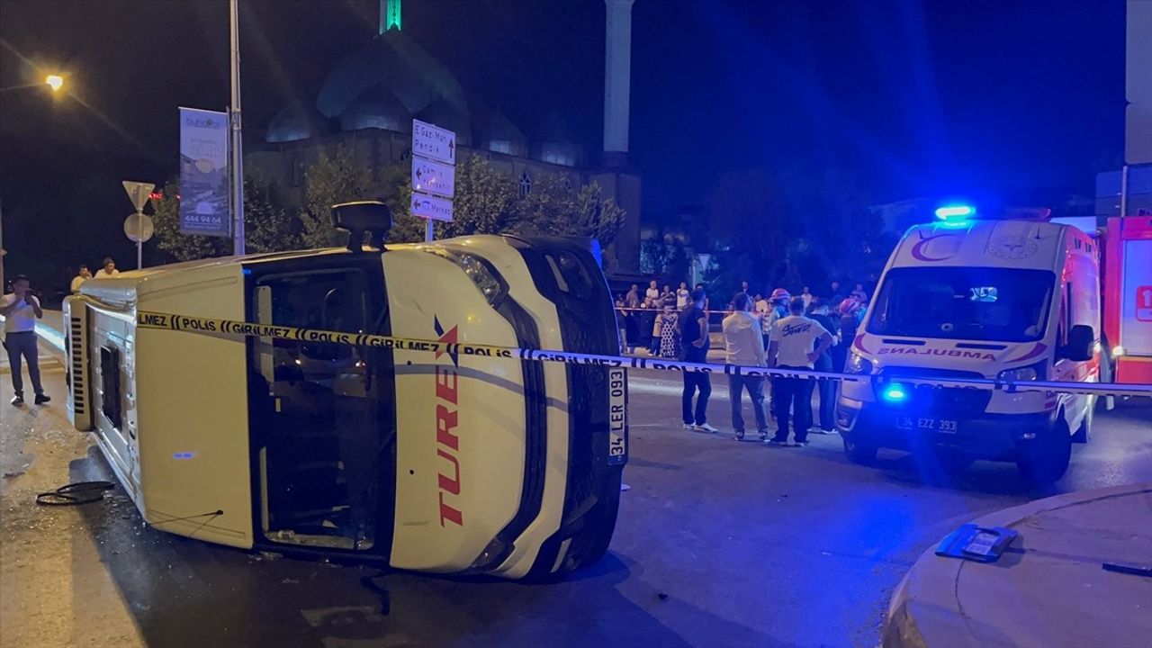 Sultanbeyli'de Servis Minibüsü ve Otomobil Çarpıştı: 10 Yaralı