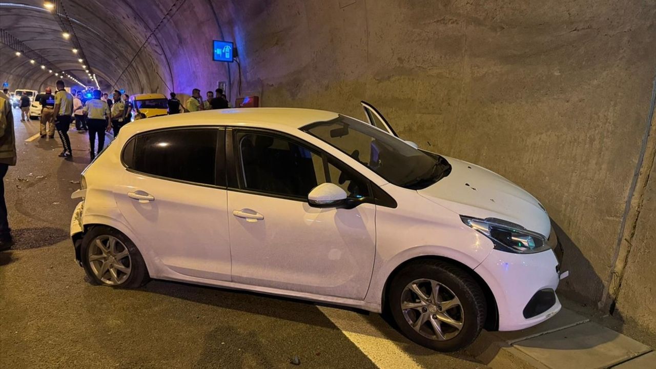 Sultangazi'de Zincirleme Trafik Kazası: 4 Yaralı