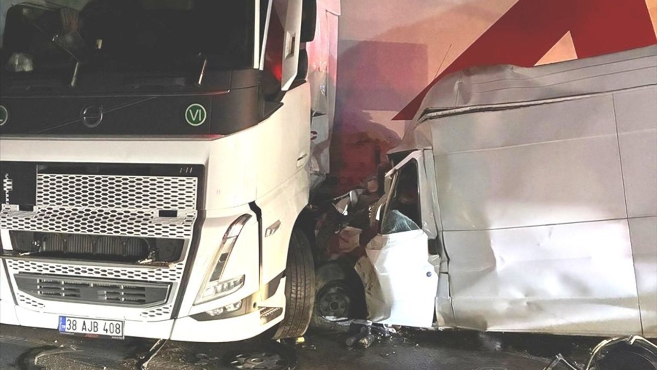 TAG Otoyolu'nda Feci Kaza: 1 Ölü, 1 Yaralı