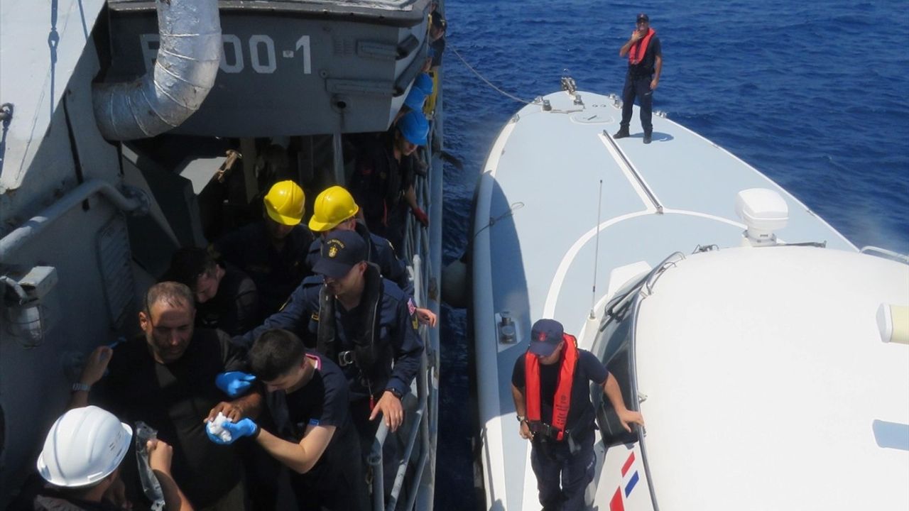 TCG Bozcaada Personeli Yaralı Vatandaşa İlk Müdahaleyi Gerçekleştirdi
