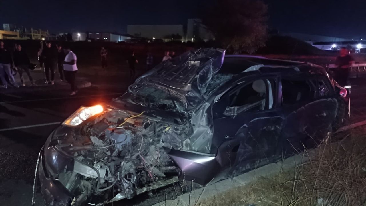 Tekirdağ'da Aydınlatma Direğine Çarpan Otomobilde 1 Kişi Hayatını Kaybetti