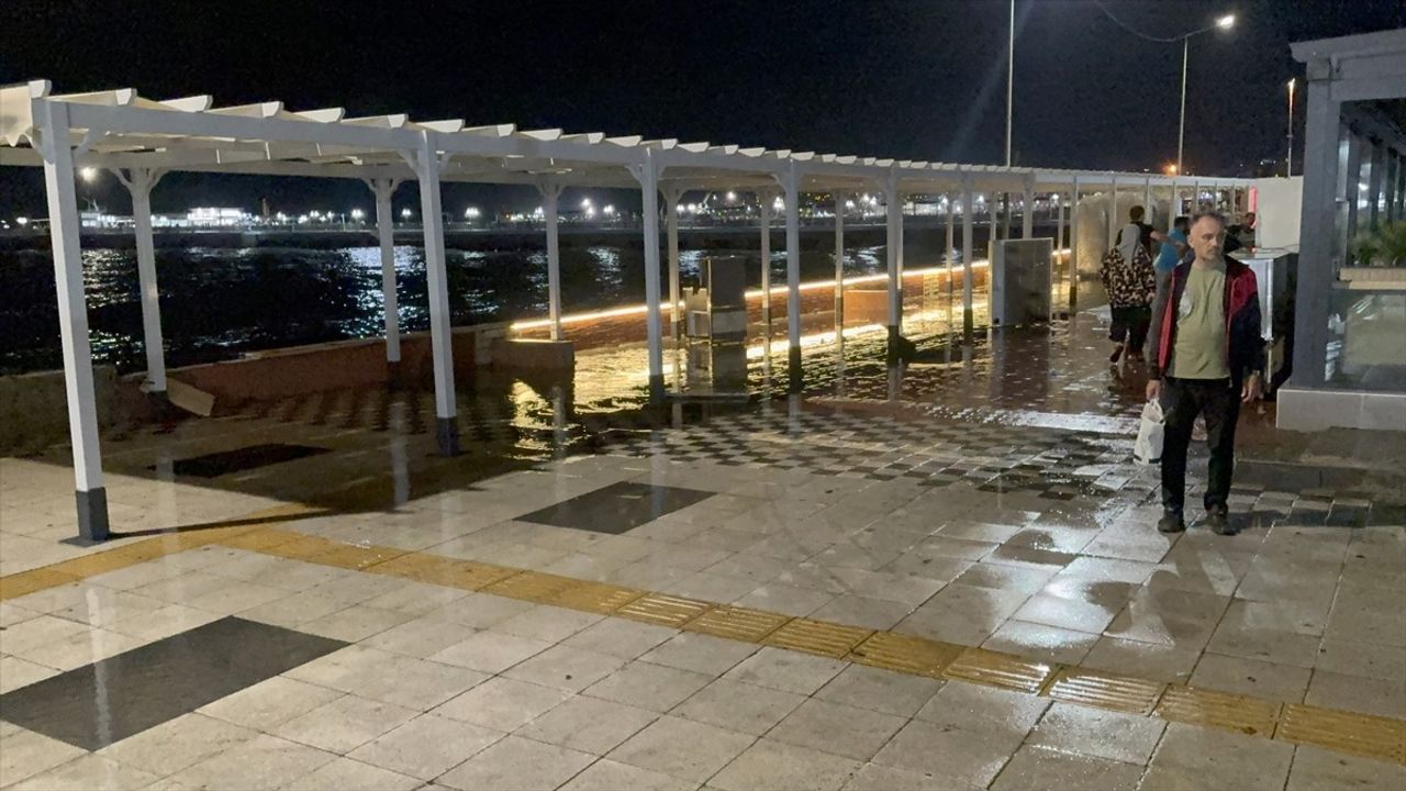 Tekirdağ'da Fırtına Deniz Taşırdı, Yürüyüş Yolu Sular Altında Kaldı