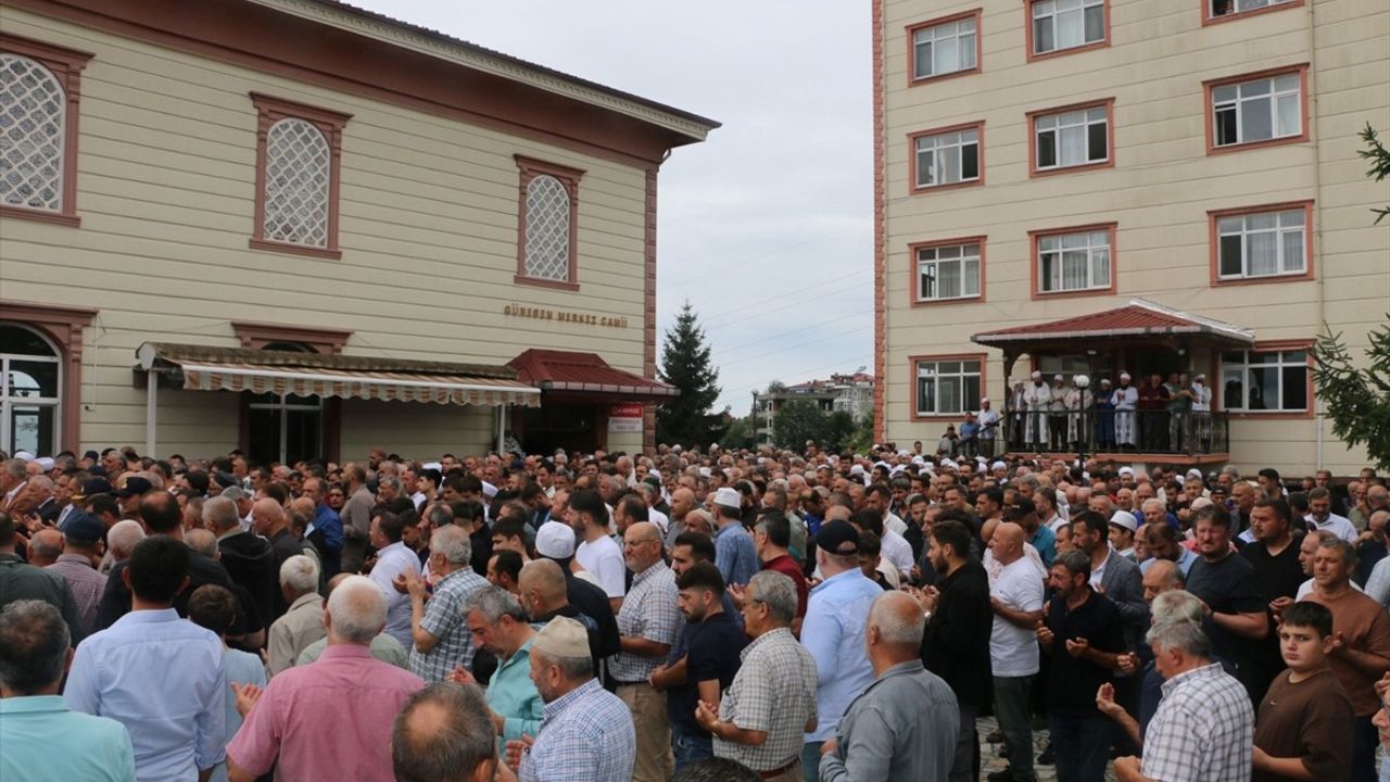 Trabzon'da Boğulan Çocuğun Cenazesi Defnedildi