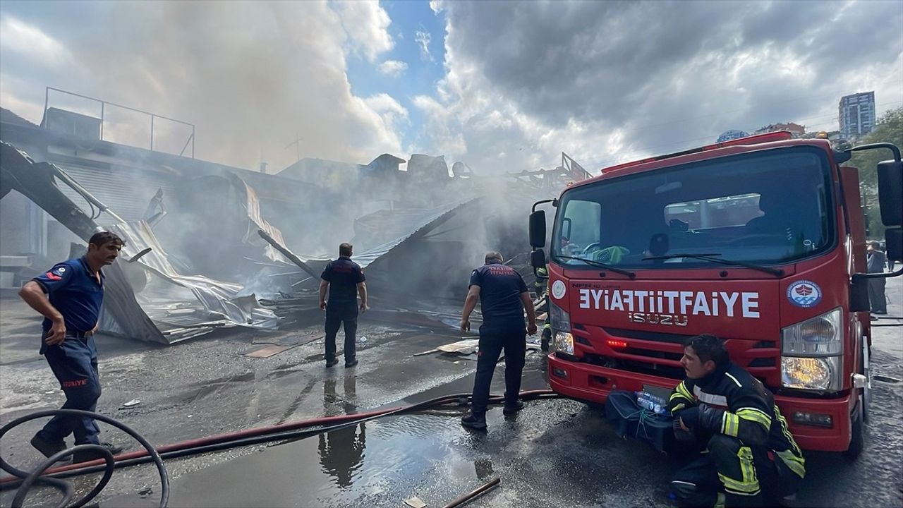 Trabzon'da Mobilya Atölyesinde Yangın Kontrol Altına Alındı