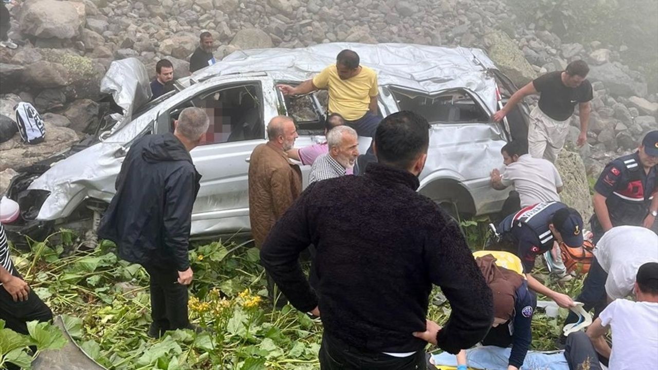 Trabzon'da Panelvan Uçuruma Yuvarlandı: 2 Ölü, 4 Yaralı