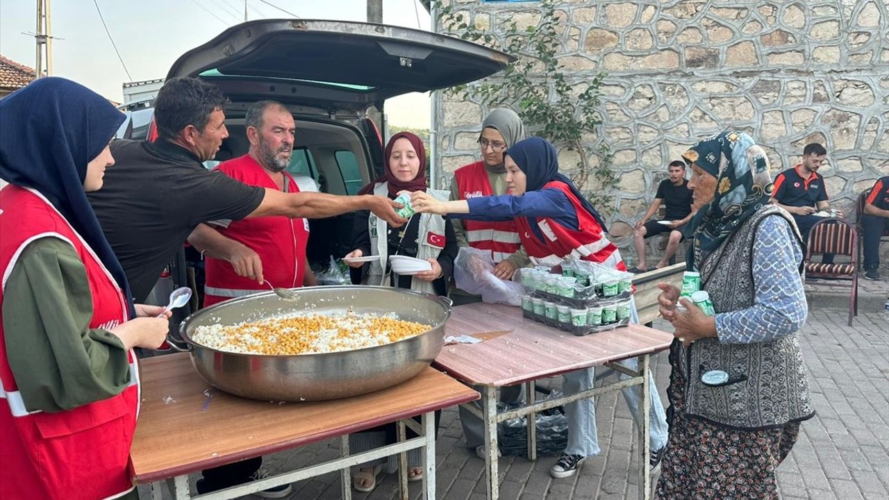 Türk Kızılay Sındırgı'da Depremzedelere Üç Öğün Yemek Dağıtıyor