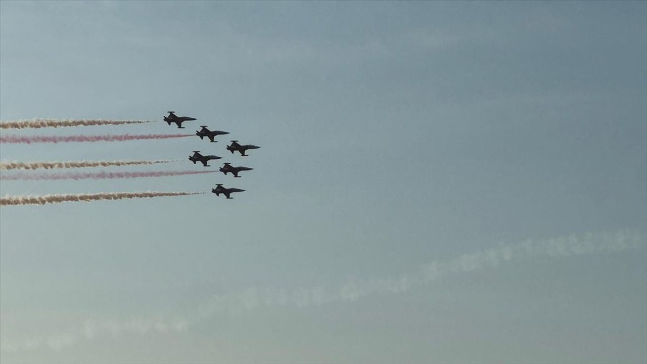 Türk Yıldızları Trabzon'da Gösteri Uçuşu Düzenledi