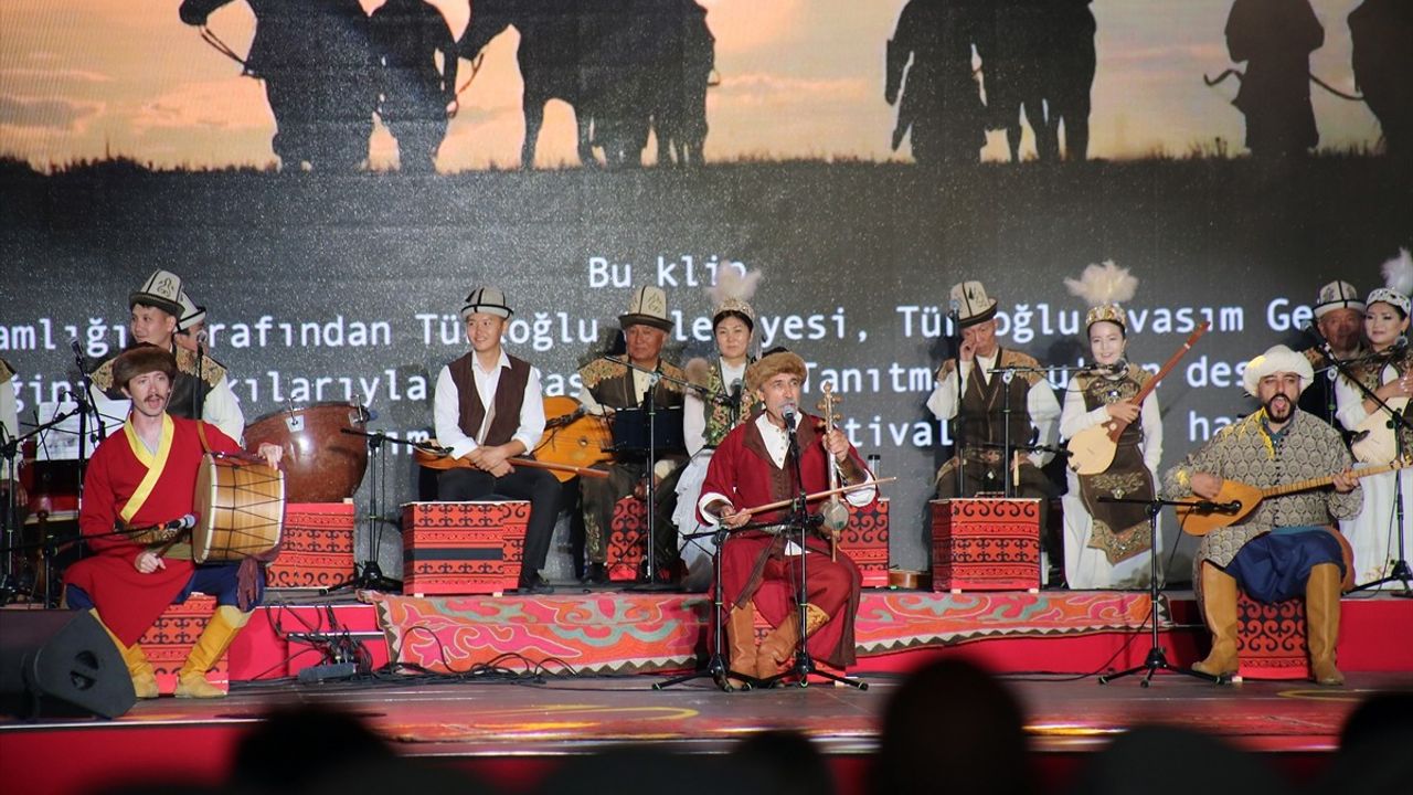 Türkiye'nin İpek Yolu Müzik Topluluğu, Issık Göl Festivali'nde Sahne Aldı