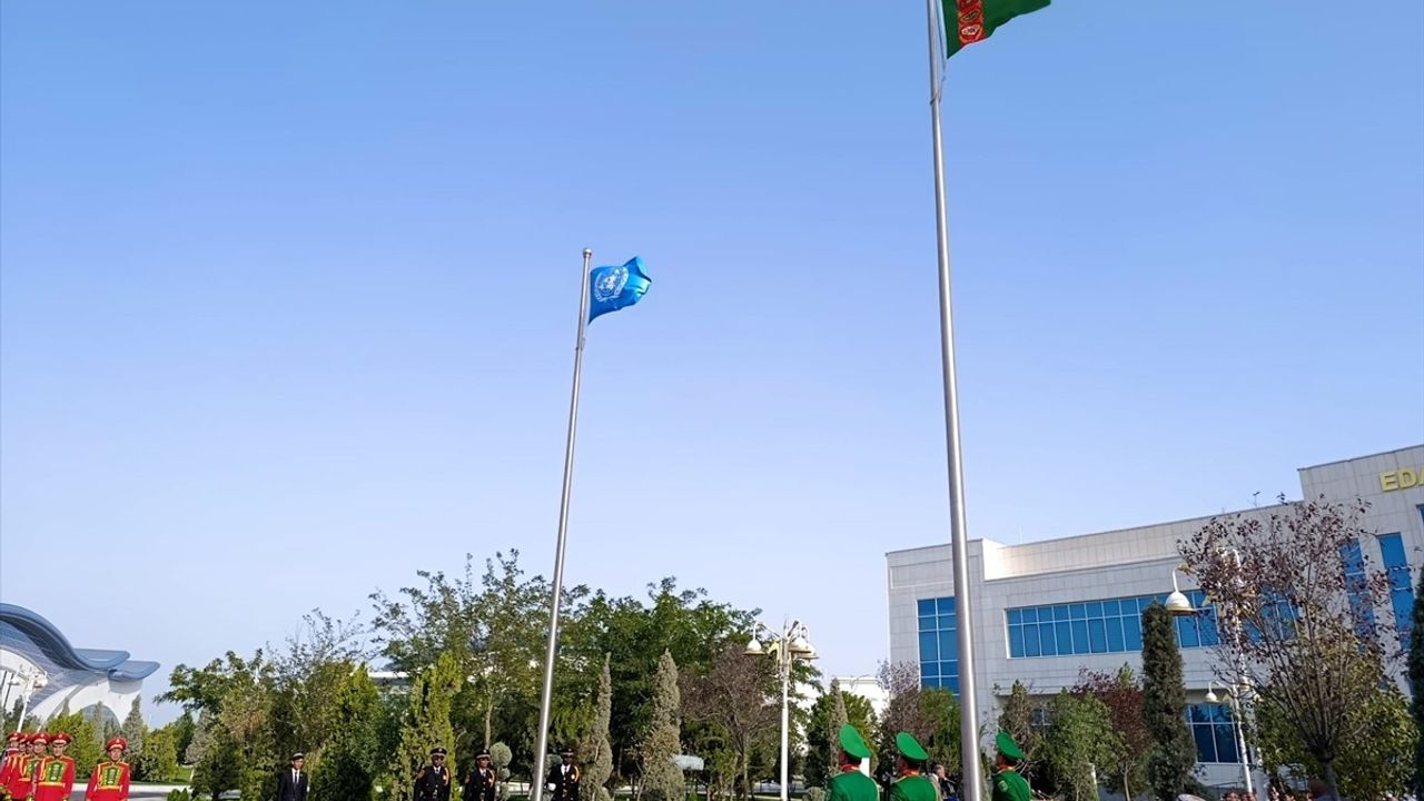 Türkmenistan'da LLDC Toplantısı: Bayraklar Göndere Çekildi