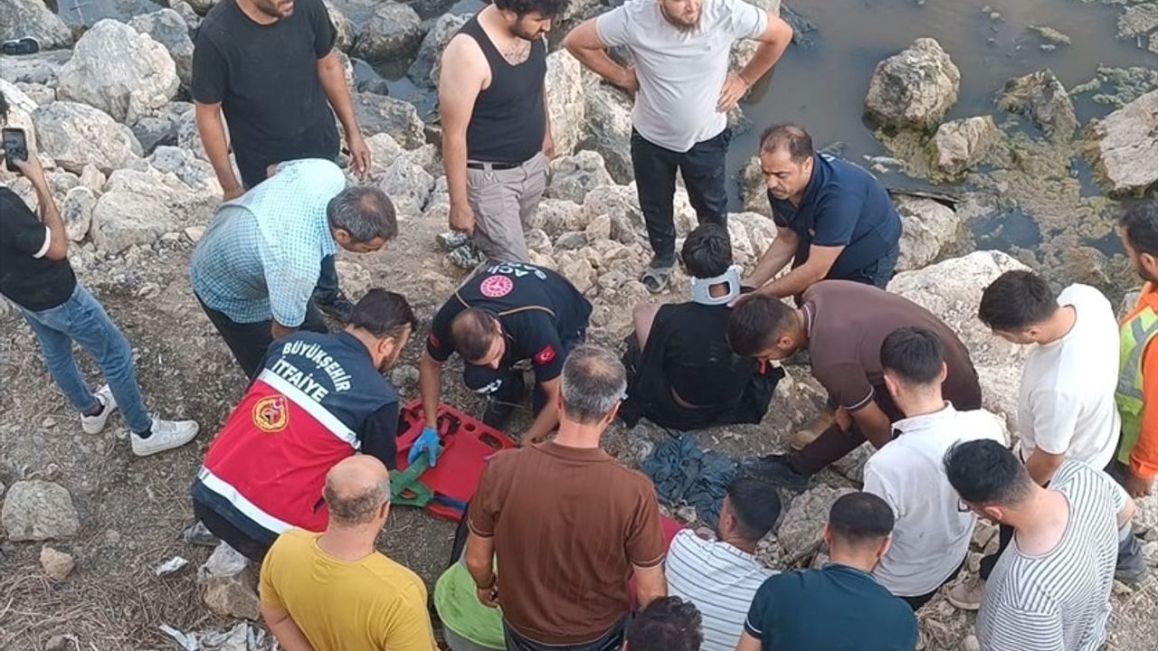 Van'da Erçek Gölü'ne Devrilen Araçta Üç Yaralı