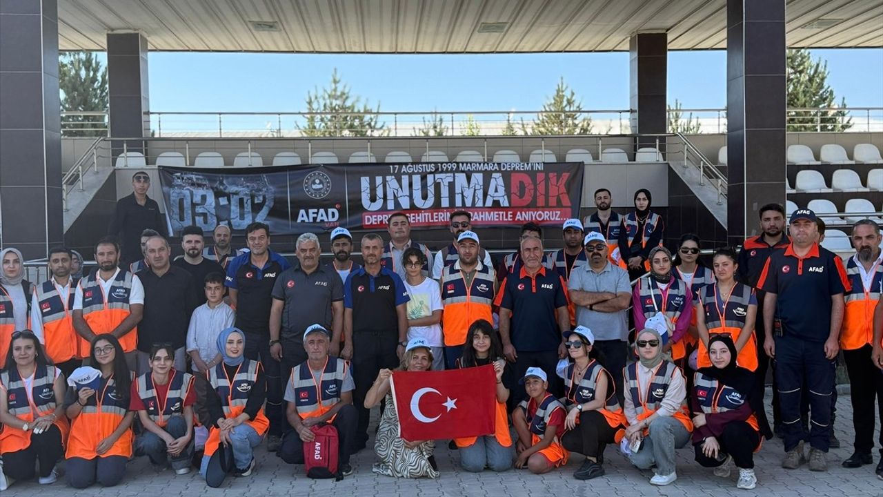 Van'da Marmara Depremi'nin 26. Yılı İçin Anma Töreni Düzenlendi