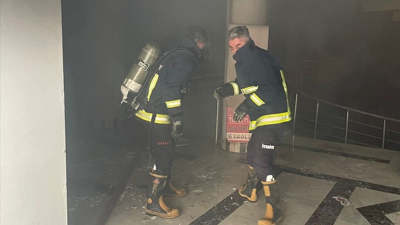 Van'daki İş Merkezinde Yangın: 4 Dükkan Zarar Gördü