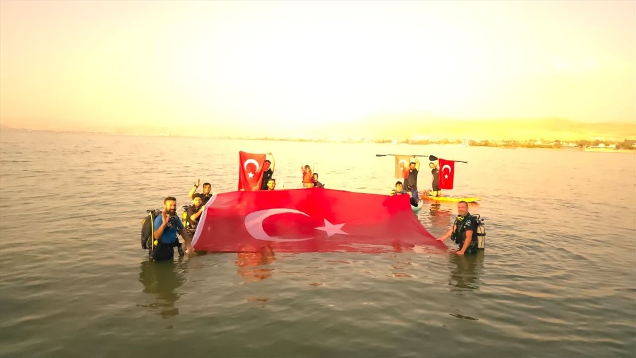 Van Gölü'nde 30 Ağustos Zafer Bayramı Coşkusu