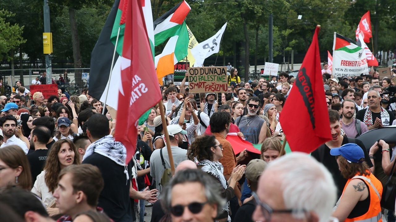 Viyana'da Filistin Destekçileri İsrail'in Soykırımını Protesto Etti