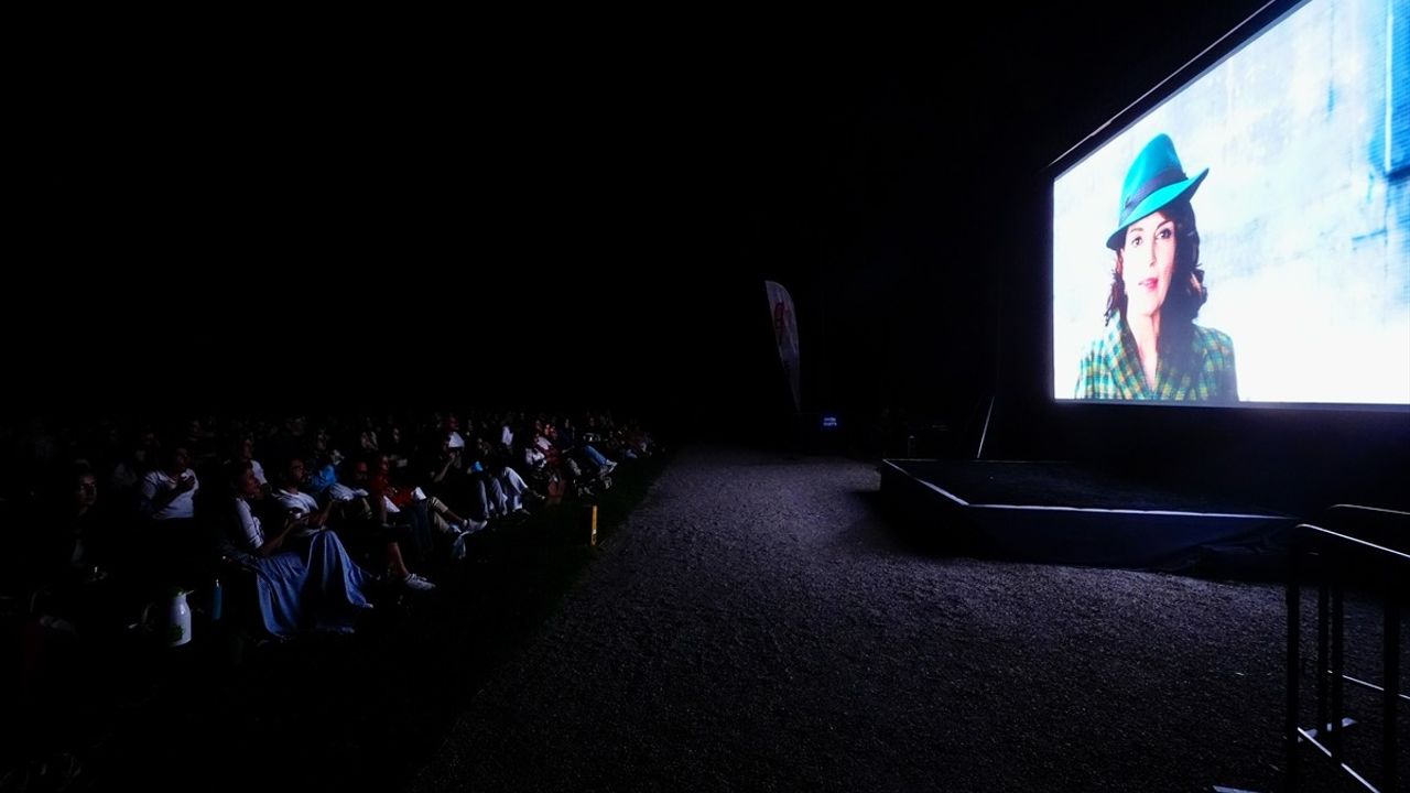 Yedikule Hisarı'nda Açık Hava Sinema Keyfi: 'Venedik'te Cinayet'
