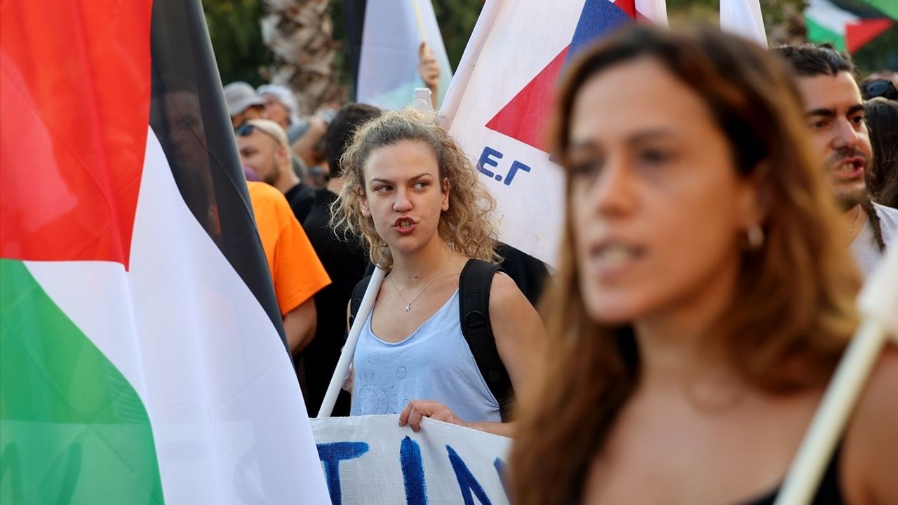 Yunanistan'da Filistin Destekçileri, Pire Limanı'nda Protesto Düzenledi