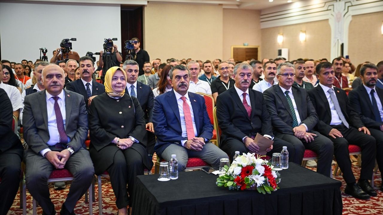Yusuf Tekin'den Yurt Dışındaki Öğretmenlere Önemli Mesajlar