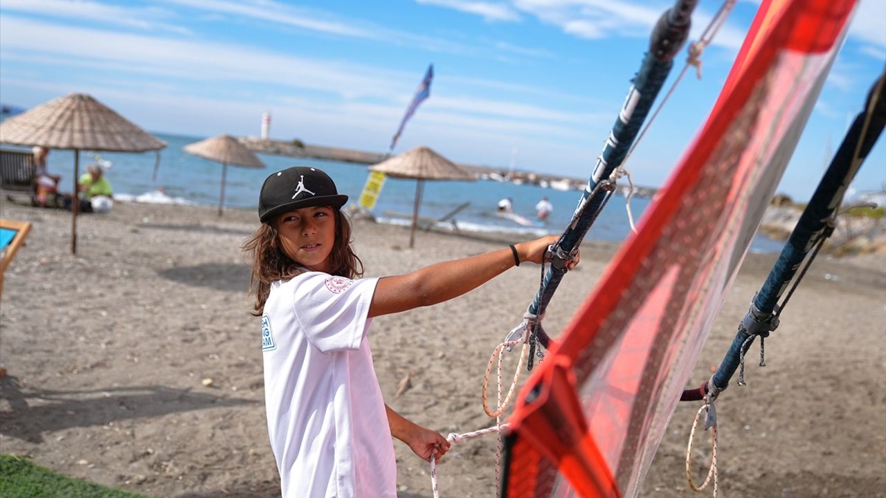 12 Yaşındaki Poyraz Yetimler Sörf Dünyasında Öne Çıkıyor