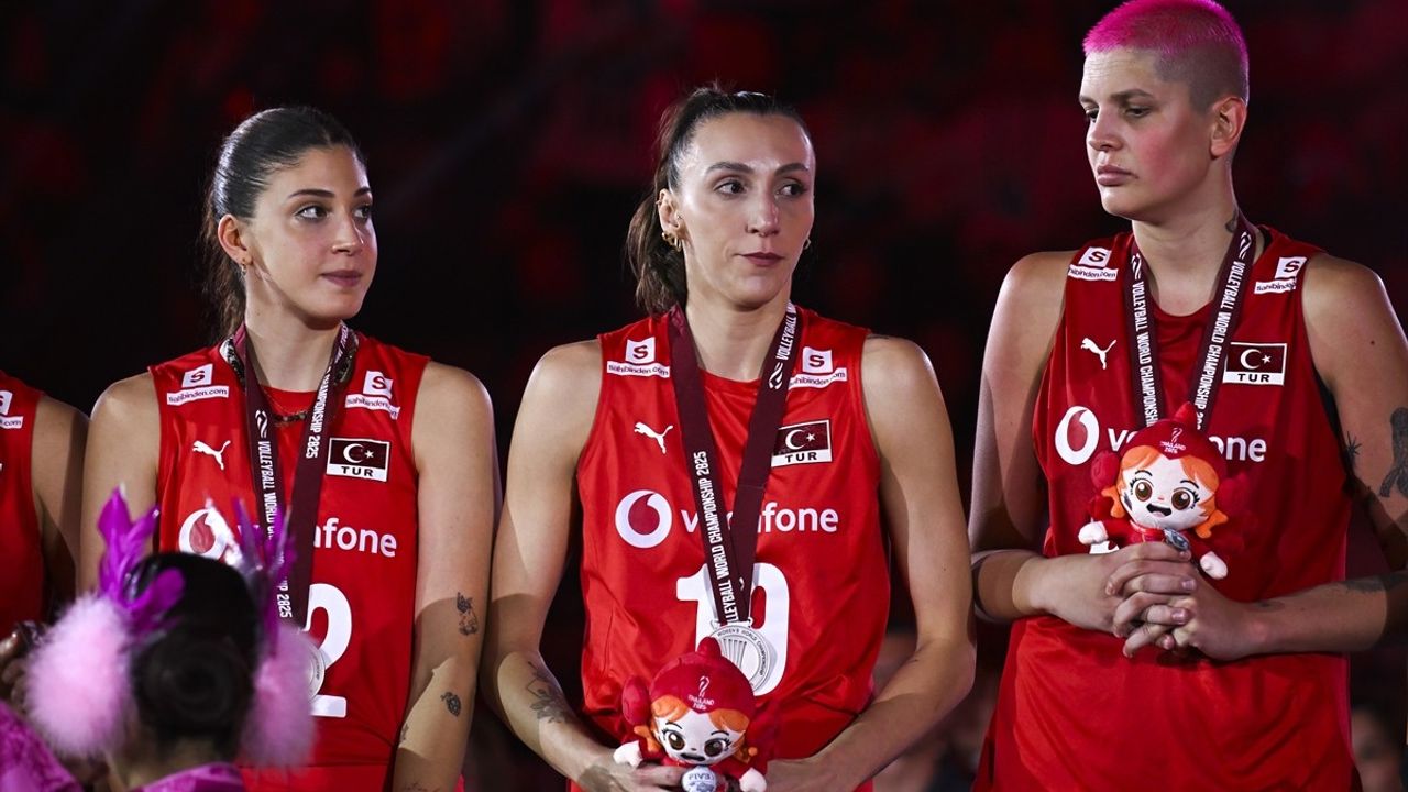 A Milli Kadın Voleybol Takımı Gümüş Madalya ile Döndü