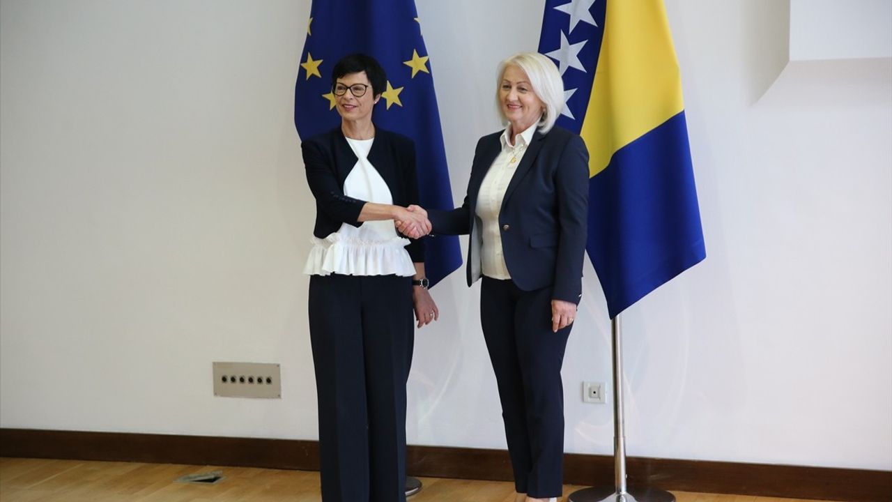AB Komisyonu Üyesi Kos'tan Bosna Hersek'e Reform Çağrısı