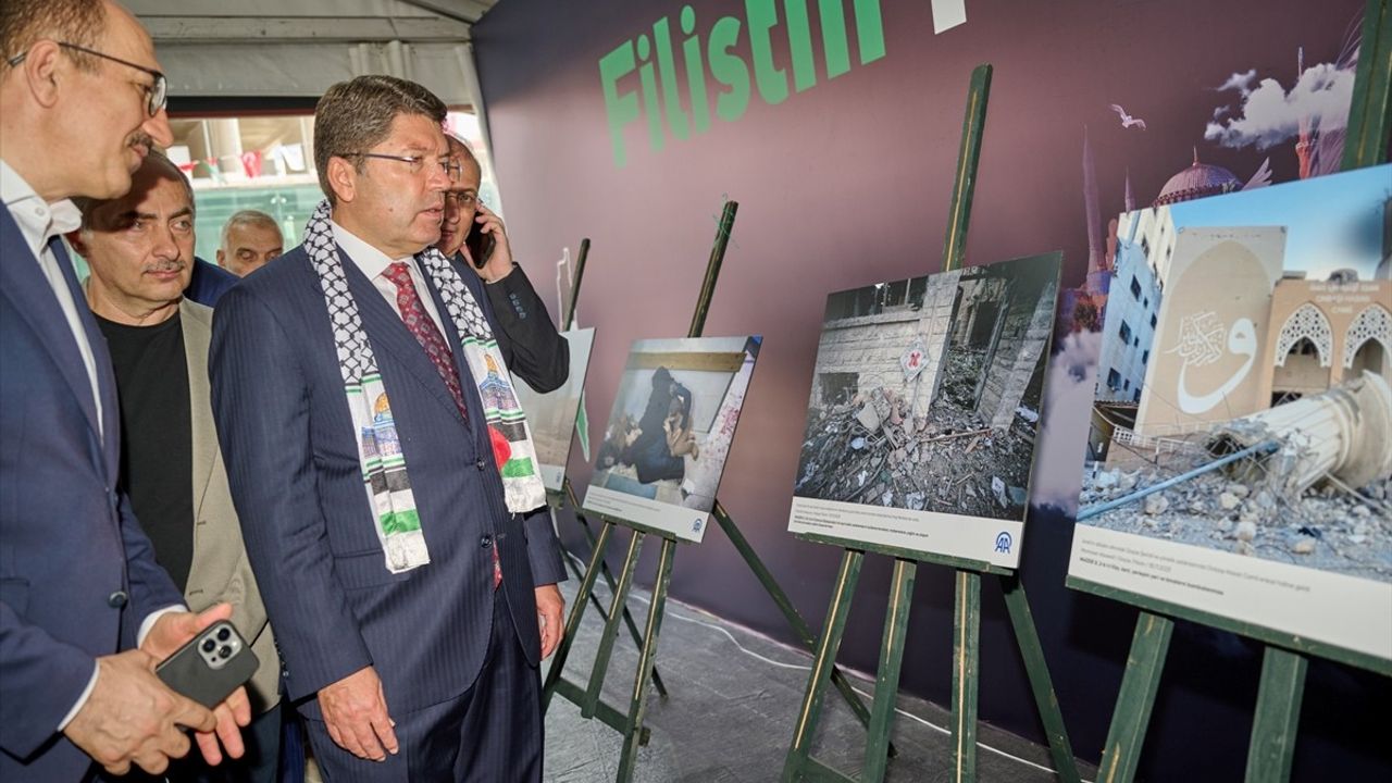 Adalet Bakanı Tunç, Filistin Farkındalık Çadırı'nı Ziyaret Etti
