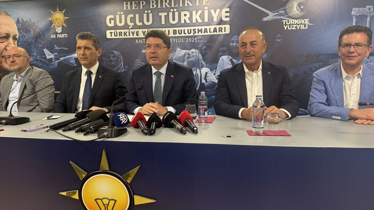 Adalet Bakanı Yılmaz Tunç Antalya'da AK Partililerle Buluştu