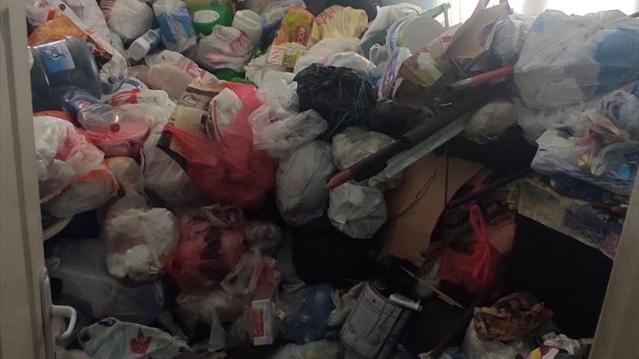 Adana'da Bir Evden İki Kamyon Çöp Çıktı