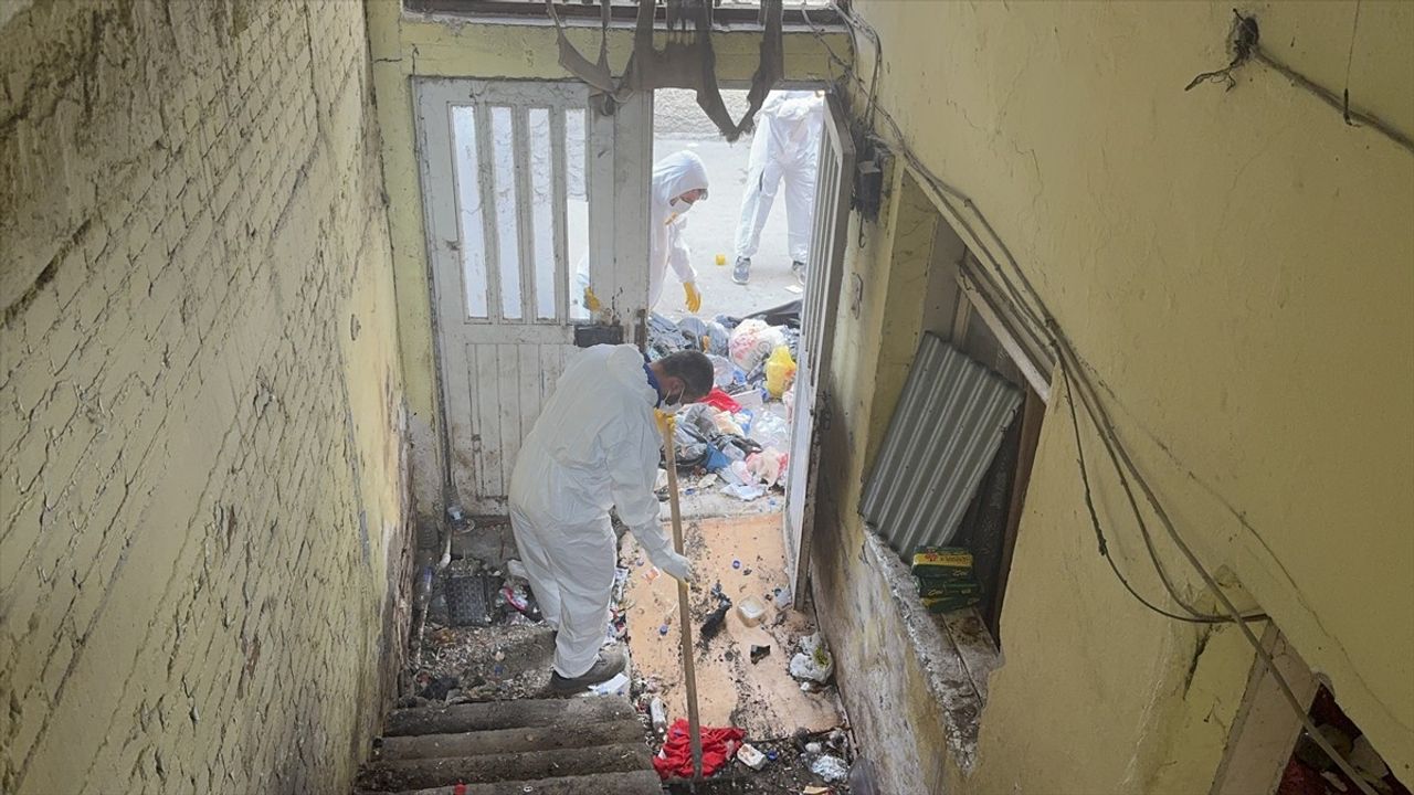 Adana'da Çöp Dolu Evden İki Traktör Çöp Çıkarıldı