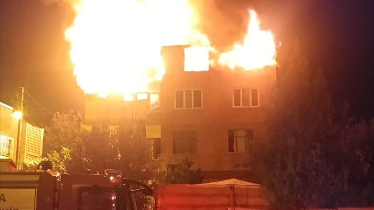 Adana'da Korkutan Yangın: Ev Kullanılamaz Hale Geldi