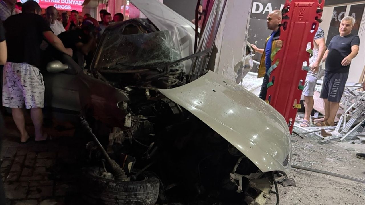 Adana'da Mobilya Mağazasına Otomobil Girdi: 1 Yaralı