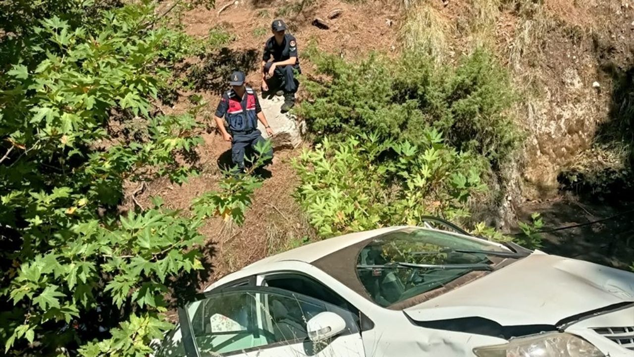 Adana'da Uçuruma Yuvarlanan Araçta İki Kişi Yaralandı