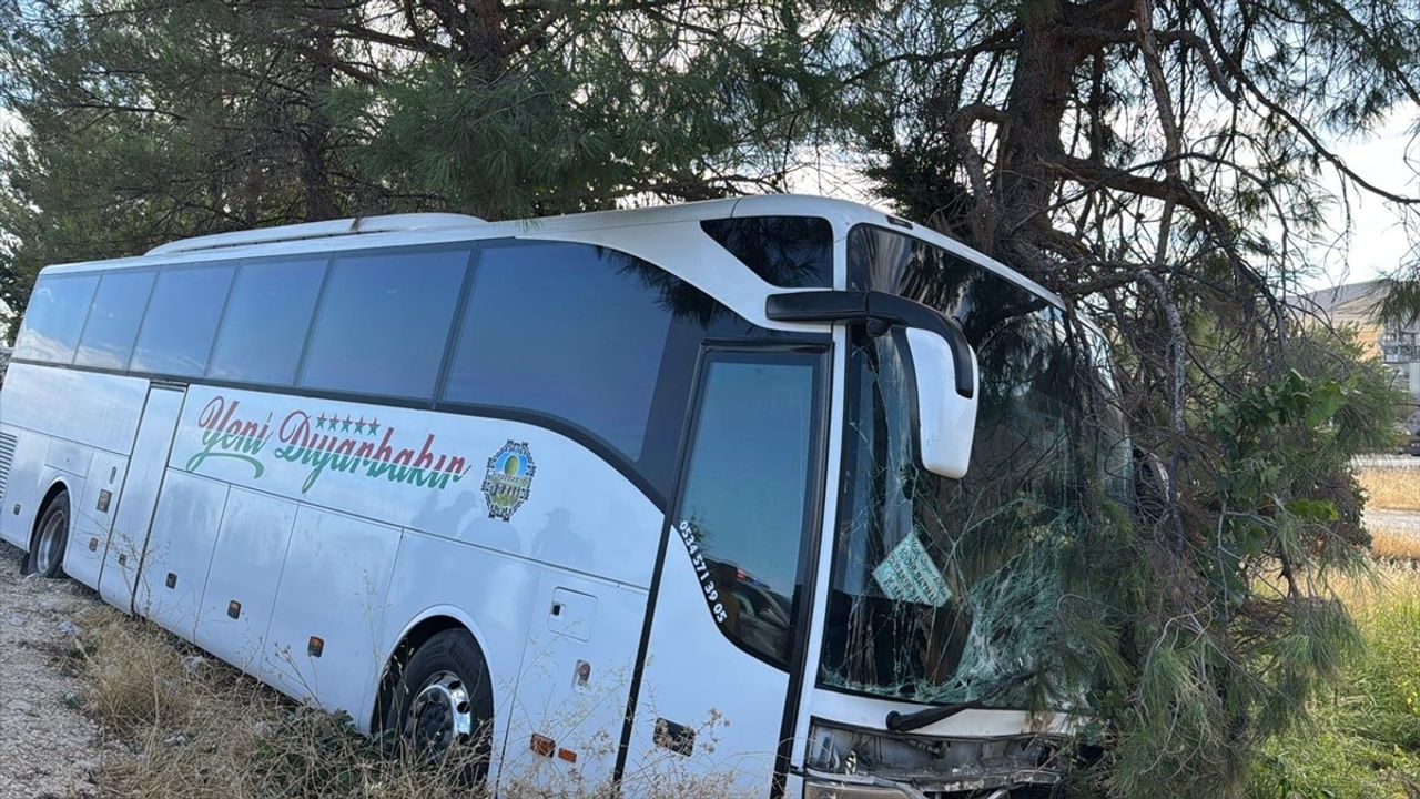 Adıyaman'da Otobüs ve Otomobil Çarpıştı, 4 Kişi Hayatını Kaybetti