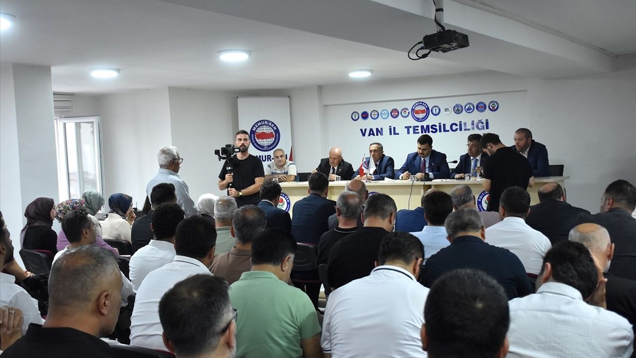 AK Parti Genel Sekreteri İnan Van'da Gençlerle Bir Araya Geldi