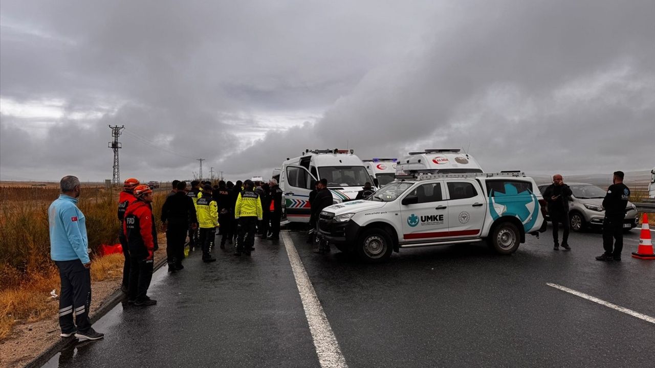 Aksaray'da Trafik Kazası: 2 Asker Şehit, 1 Kişi Hayatını Kaybetti