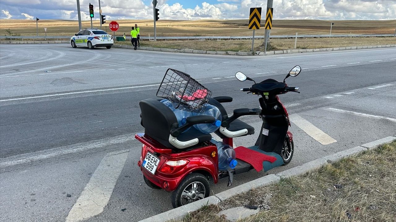 Alaca'da Taksi ve Elektrikli Motosiklet Çarpıştı