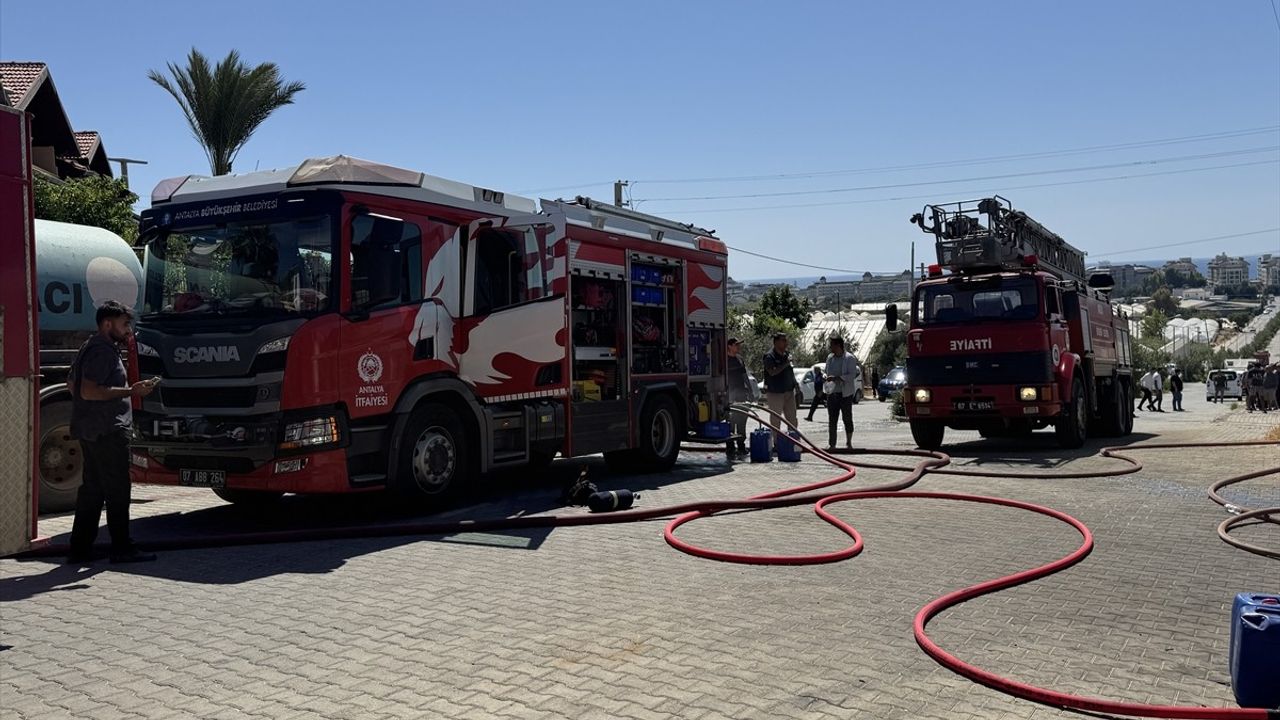 Alanya'da Otel Malzemeleri Deposunda Yangın