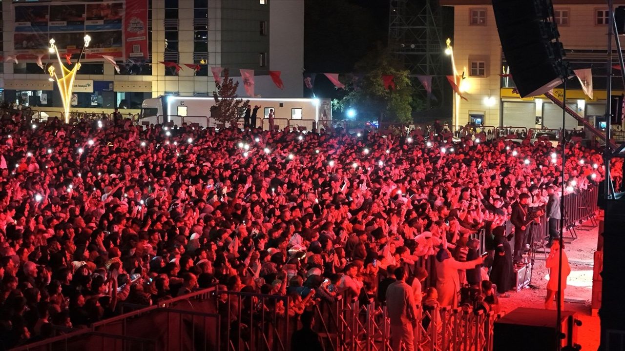 Alişan Bingöl'de Coşkulu Konser Verdi
