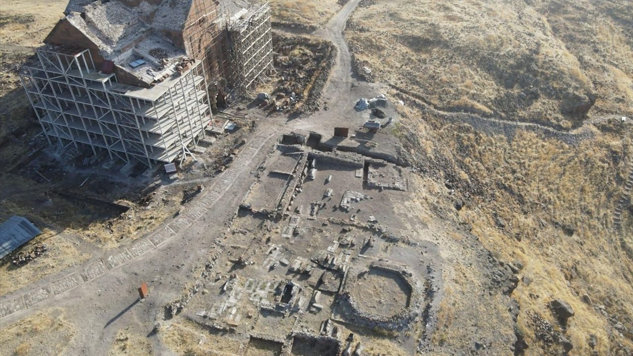 Ani'deki Selçuklu Kümbeti Bulundu