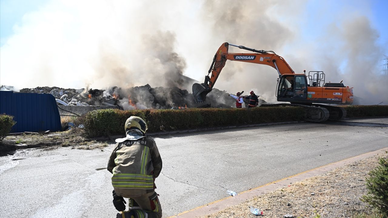 Ankara'da Depolama Tesisinde Yangın Kontrol Altına Alındı