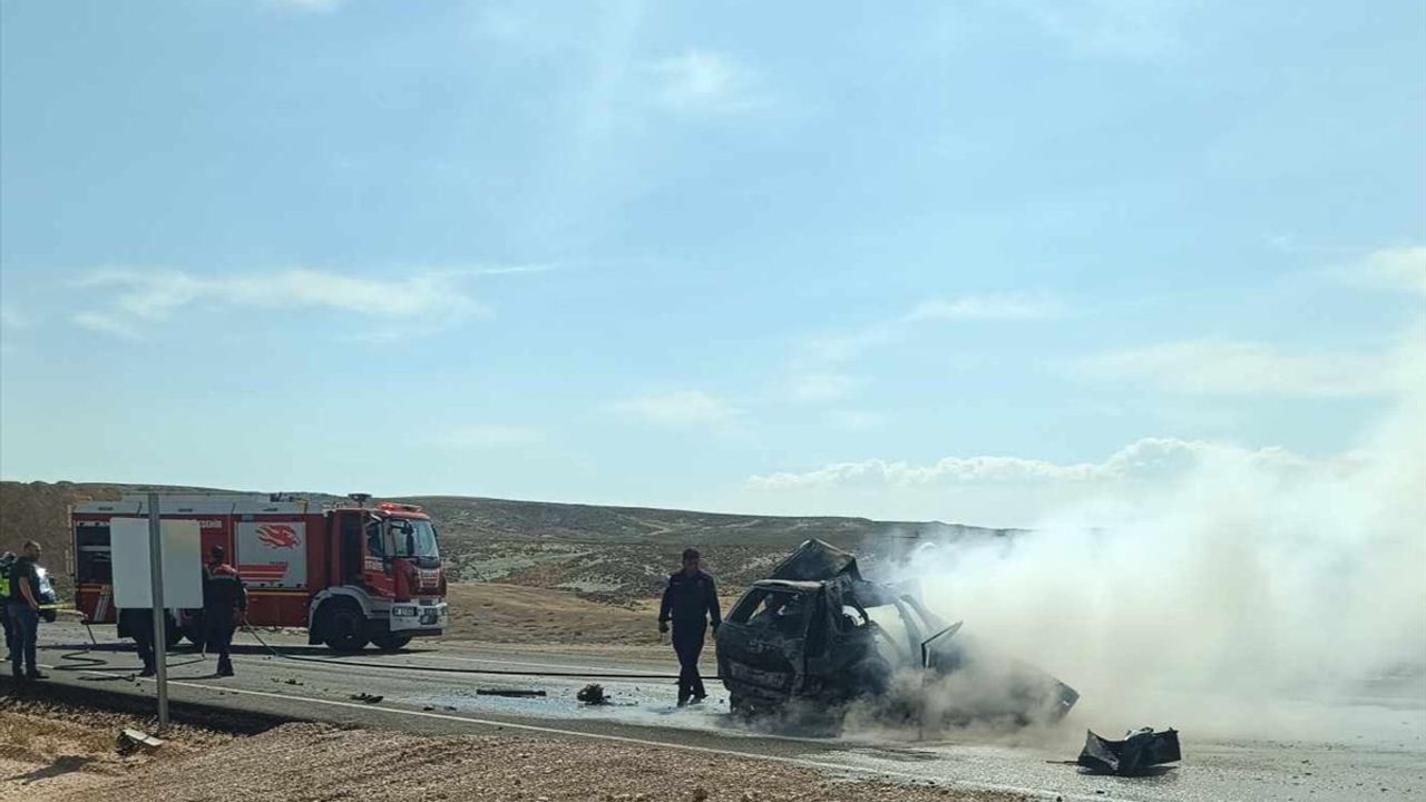 Ankara'da Trafik Kazası: Otomobil Alev Aldı, Sürücü Hayatını Kaybetti