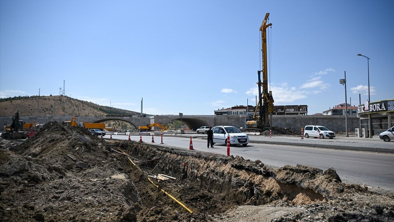 Ankara'daki Yol Çalışmaları Trafiği Felç Etti