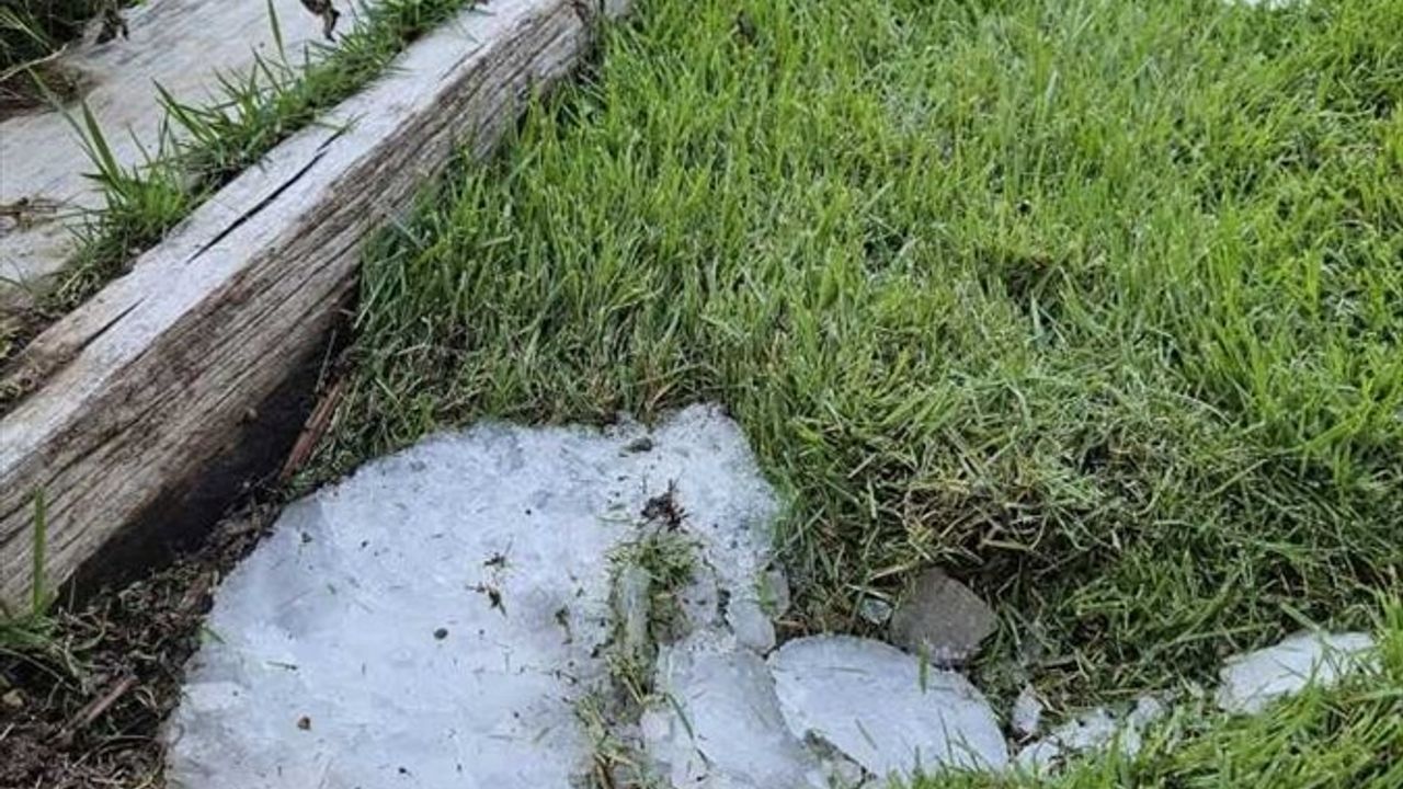 Antalya'da Buz Kütlesi Düşüş Anları Güvenlik Kamerasında Kaydedildi