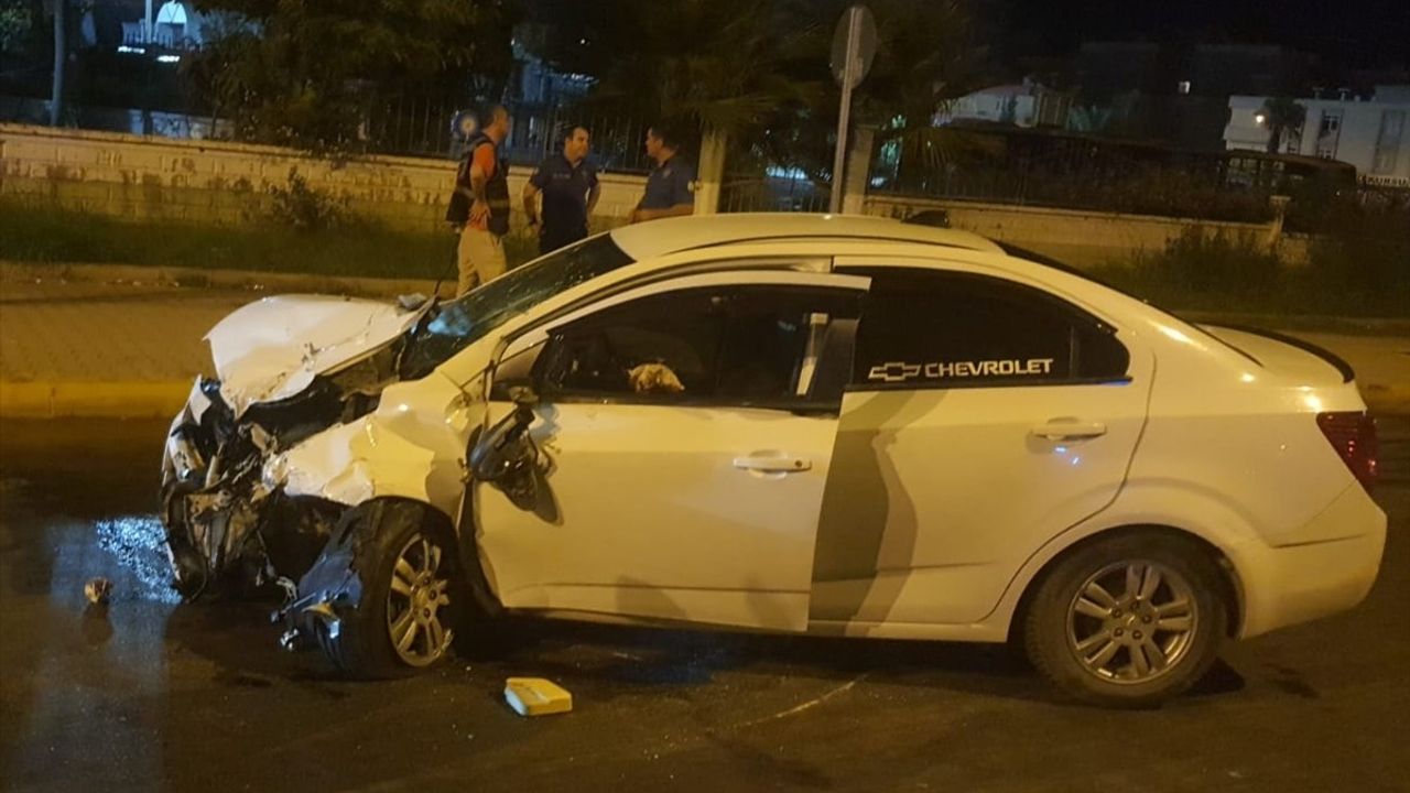 Antalya'da Otomobil Kazası: 3 Yaralı