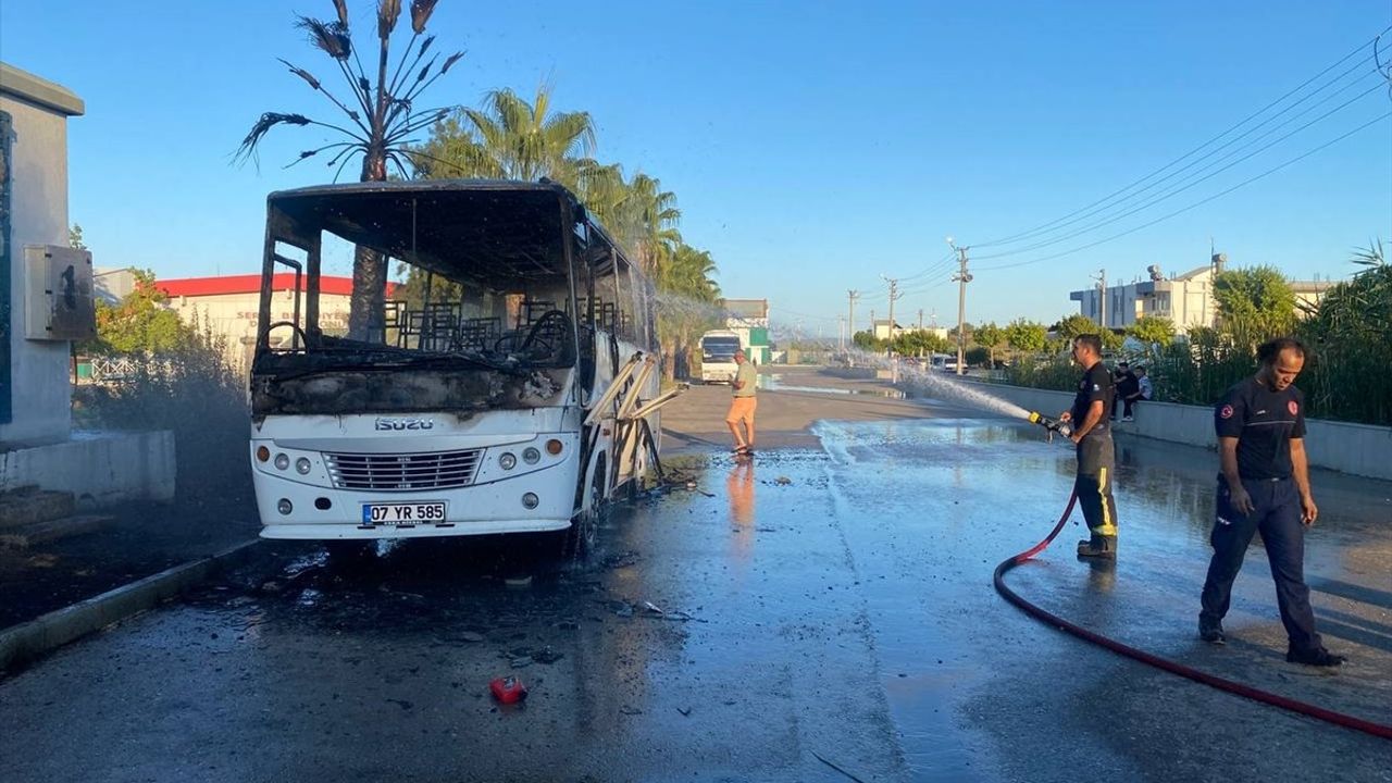 Antalya'da Park Halindeki Midibüs Yandı